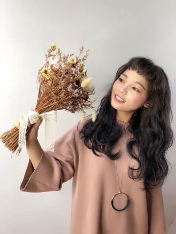 Mika - ?洋娃娃般的甜美笑容   搭上披著神秘面紗的髮色
   /在室內會是呈現神秘的藍灰色 ，當室外透光時 又帶點粉粉的藍紫色 ，夢幻的像從童話世界裡般，走出來的公主似的，美的吸引住身邊每一個人的目光⋯

記得，魔鬼藏在細節裡?

☘另外提醒 頭髮是女人的第二張臉   時刻都需要細心的呵護   找到適合妳的保養產品   才能更加襯托妳的髮型喔~    

有任何頭髮上的問題  歡迎詢問我喔！?