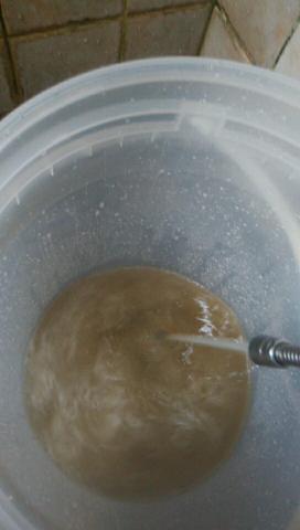 管可淨 - 清洗出濁白+棕水代表管壁孳生菌類&鐵鏽沉積