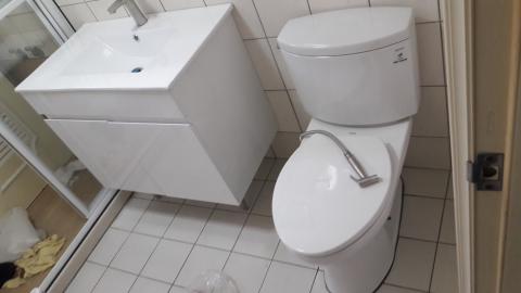 统理水电 - ToTo龍捲喷射式马桶及面枱浴柜安裝。