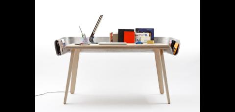 莊佳樺 - 以異材質結合作為主題，將不同的材質加上同樣的元素，做出一盞工業風的檯燈。（Render圖2）