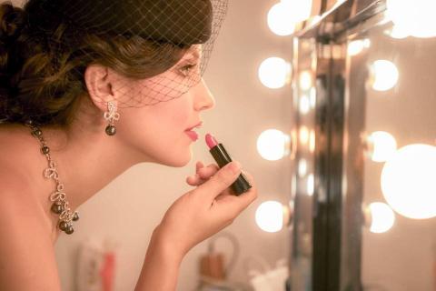 林粟畇 - 每個女人都有那最愛的唇膏
我喜歡女人在補妝過程中的魅力
謝謝攝影師的捕捉到的畫面
讓復古的造型多添增一股韻味～