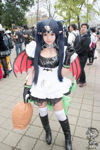 宅經濟國際有限公司 - coser，小主持，電競實況主 願願
主要活躍於動漫，遊戲，cosplay領域，是電玩實況主也是小有名氣的coser，也擔任三創電競活動主持人與模型一日店長
三創電競節(柯文哲市長)
https://goo.gl/Wf1Mtv
東尼大木合作Vcr１：
http://bit.ly/2uFHgvL 
東尼大木合作Vcr２：
http://bit.ly/2LeFn3x 