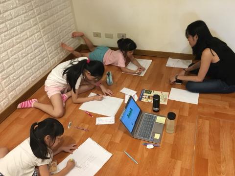 劉昕宜 - 夏令營，讓孩子自己畫出商品的設計草圖與說明內容與功用。