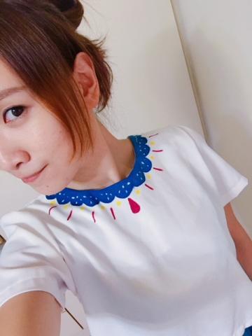 魏慈慧 - 原本是一件純白的衣服，衣領加上一些插畫，點亮衣服