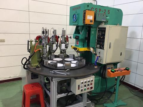 岩督科技有限公司 - 這是我們針對SSD固態硬碟所開發的專用鉚釘機