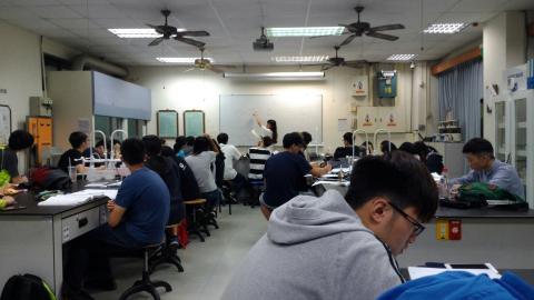 張祐寧 - 大學期間擔任教學助理
課後教導全班專業科目
(我是正中間)