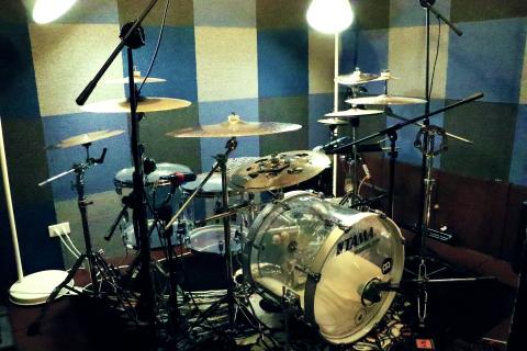 何強 - 【公開營業通知】- 所提供的服務項目

即日起，小弟的鼓室即將公開營業，相關照片會在此發布
以下是我公開營業所提供的(超級優惠的)服務項目

1.錄音、側錄、拍影片需求的朋友們：

許多鼓手想找一個地方可以拍帥氣有質感的打鼓影片，或是想要聽聽自己打鼓實際錄音聽起來如何，煩惱沒有地方讓你做這件事情？

您不需要到外面租昂貴的錄音室!

小弟的鼓室提供錄影（最多六台攝影鏡頭）＋錄音（鼓組完全收音）的服