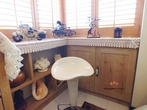 美巢式空間規劃設計有限公司 - 窗台下收納櫃結合著實木百葉窗簾，讓空間可以整體的互相結合的美感。