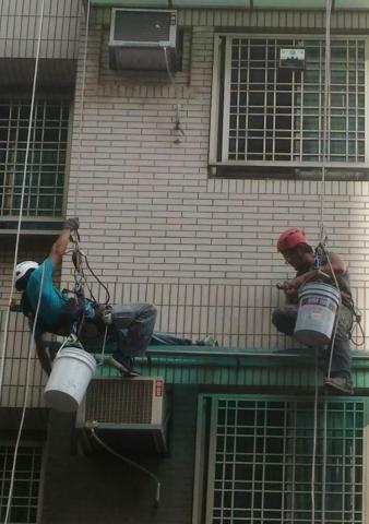 創鑫外牆有限公司 - 安裝雨棚和PC板