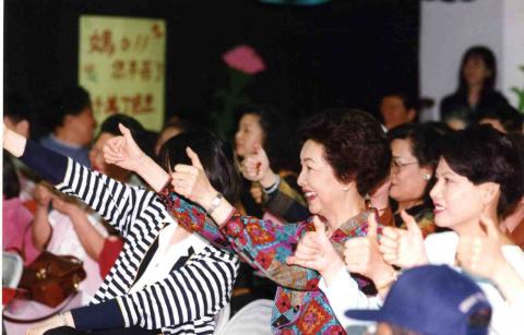 徐玉樺 - 前外交部長  前監察院長 錢復夫人
錢田玲玲女士 (中間花衣服)