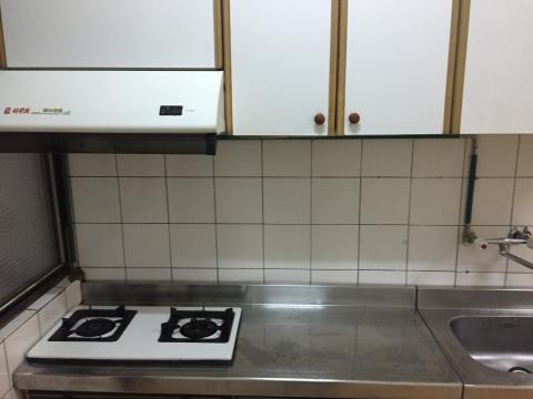 阿國清潔企業社 昊駿工程行 - 廚房是最多油垢的地方，也是最難清理，《阿國清潔企業》不但把30幾年的老舊廚房積了不少油垢，通通去除，就像新的房子一樣。