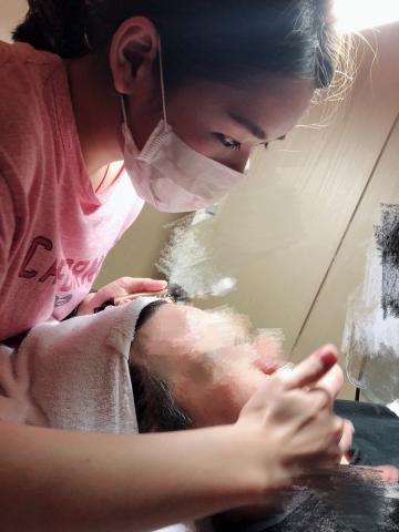 王文穗 - 客戶做卵肌療程的過程，卵肌療程主要針對縮毛孔、月球表面、膚色不均等等。