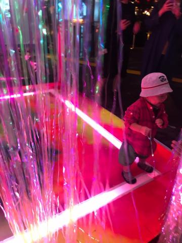 深夜放電所 - 裝置藝術屋開始展覽後，側拍記錄遊客在藝術屋留念的一瞬間。