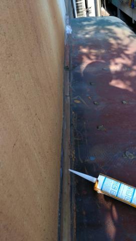 胡毅夫 - 採光罩漏水, 矽利康填縫處理