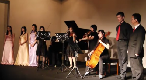 weiwei聲樂訓練 - 大合唱 剪影 (我在左三)