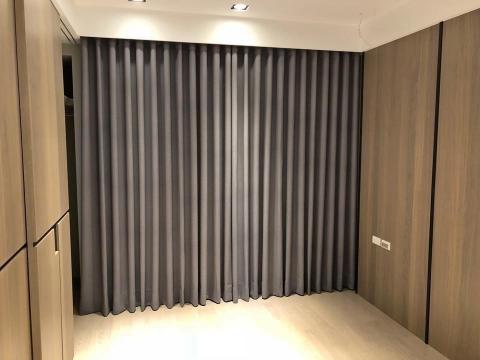 詹皓文 - 蛇型簾又稱S簾，是整片布用吊掛的方式來呈現，整體來看的話蛇型簾從上到下是完整一致的，跟傳統窗簾布還更來得大氣!

喜歡蛇型簾的老闆們，想做一布一紗的話，如有窗簾盒，盒寬則需要30公分才可以安裝唷!