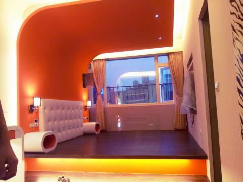 瘋窩塗裝(窩瘋塗裝企業社) - 立體造型天花板延伸，大膽用色，搭配燈光層次，讓臥室更獨特動人