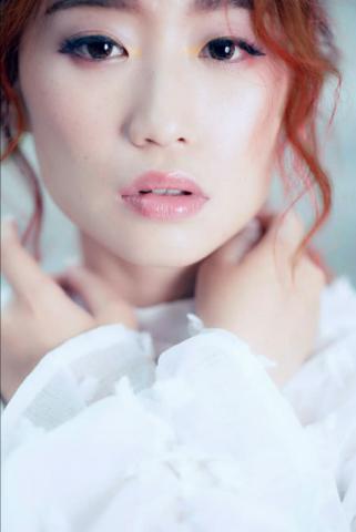 N&agrave;na Make-&uuml;p & Haǐr Design - 