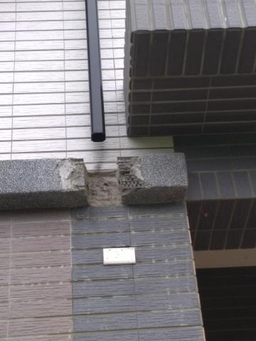 程自強 - 此圖為房屋洩水管安裝，圖中缺口為本人依現場師父需求打除照片