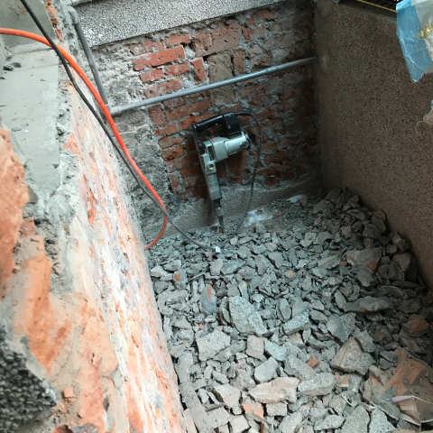 御繕室內裝修工程企業有限公司 - 本案為老公寓漏水及年久失修-正在拉皮打石