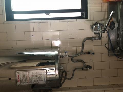 百工職人企業社 - 原本只有冷水，改裝成冷熱水水龍頭。