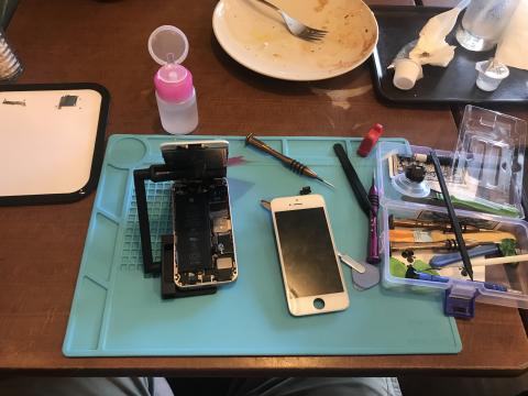 修修Phone行動維修服務 - 6/1 預約外修
iPhone SE 螢幕液晶更換屏幕總成