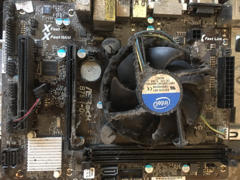 聚仁企業社 - 電腦內部灰塵累積過多,使工作溫度升高,電源供應器損毀