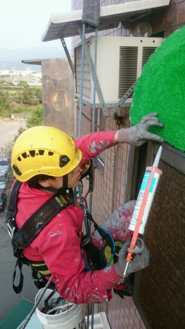 天降神兵外牆防水工程行 - 高空作業中