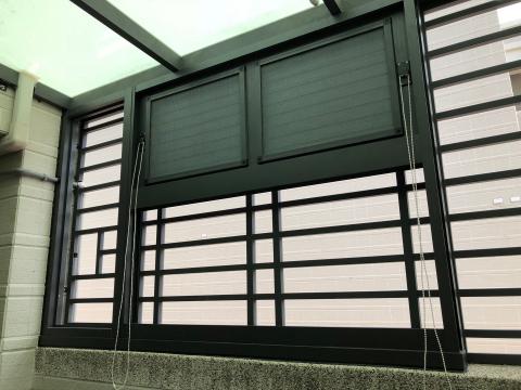 尚和鋁門窗工程行 - 後陽台窗戶，上面結合活動百葉窗