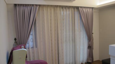 三華裝璜行 - 為增添時尚的設計感
特別請三華窗簾丈量施工
典雅的紫搭配夢幻的紗
營造出一份屬於家的溫馨感!
臥房的調光簾，讓您可隨心所欲
調節您所想要的光源喔！
特別感謝王先生給三華機會
讓三華為您打造出"家"的質感~