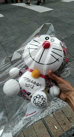 專業代排人員 - 幫忙代買~村上隆的限量200名!!
簽名娃娃!