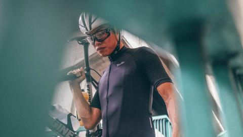 Jack Lin - 專業的面料技術加上對剪裁的細膩處理，造就 Frontier Sportswear 全新 Ceramic 系列完美的呈現。Ceramic 系列自行車服飾，加入了最新陶瓷技術於貼身的透氣面料上，穿起來沒有多餘的負擔，卻增加了一層防摩抗撕裂的保護。每款 Ceramic 系列單品可看見六角形排列組合的顆粒裝陶瓷，便是防摩擦的秘密。