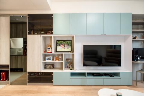 孕育空間 - 客製化的電視牆及依業主需求習慣規劃收納櫃。