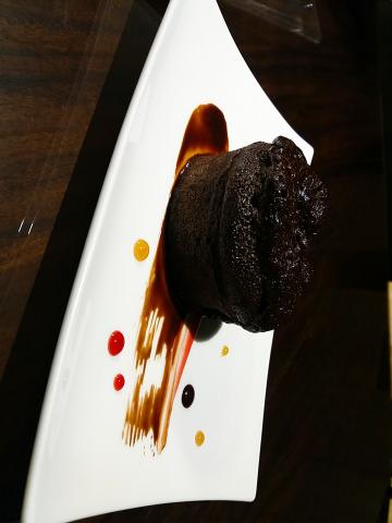 由莉中日雙語工作室 - 在我的粉專上介紹過的 梅門防空洞 巧克力蛋糕