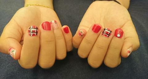 Laura's 美甲 - 彩繪_格子+小花