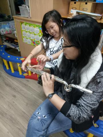 潘潘老師 - 滴波長笛，解決小孩身高不足的問題。
小小老師教媽咪吹長笛^^