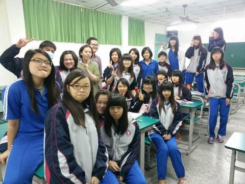 蓉妞妞 - 來新豐高中上課最後合影