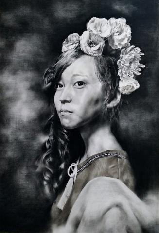 鄭久寧 - 天尋映照 78×54cm 炭精筆 2016 年 
◎校慶師生美展美工科 素描類 第一名