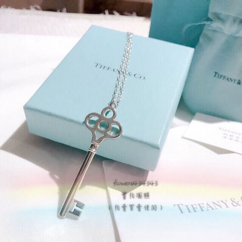 唐睿亨 - 網拍商品物件櫥窗擺設與攝影。