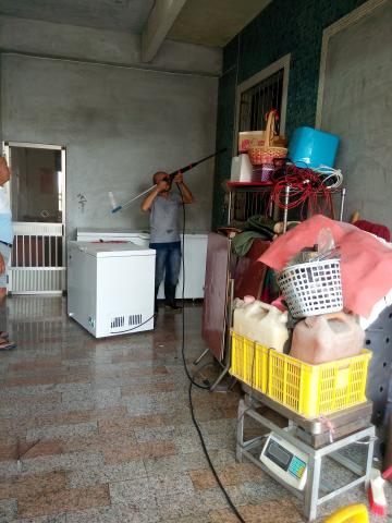 譽潔清潔公司 - 大哥用高壓機沖洗窗戶