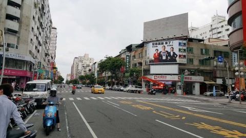 叁弄設計 - 宏泰人壽 - 高雄三多商圈 大型廣告看板 現場實拍
