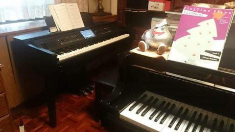 鍾侒霓 - 個人工作室：左邊是電鋼琴 
，右邊是平臺鋼琴。