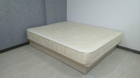 劉小姐 - 床舖與地板清潔