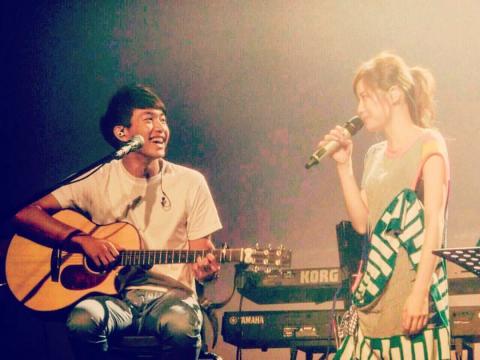 吉他家教 - 吳汶芳演唱會吉他手