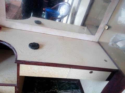 譽潔清潔公司 - 房間梳妝臺泛黃處理