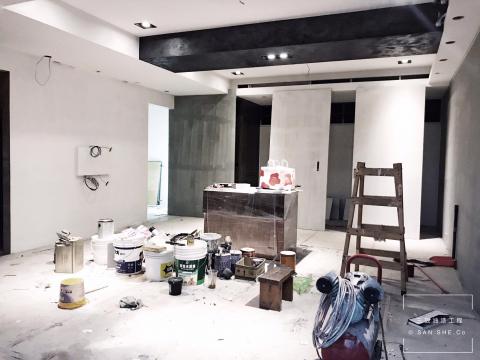 三設企業 - • 施工地點:七堵透天厝
• 服務項目:全室粉刷噴漆、特殊仿飾藝術塗裝
• 坪數:60坪
--------------------------------------------------
⚠️歡迎需要粉刷裝潢的老闆們請致電或私訊詢問哦～
?服務範圍：北北基、桃園、新竹以北
?免費線上諮詢?免費到府估價
➖提供線上報價服務➖
✅免費諮詢專線：0987350753