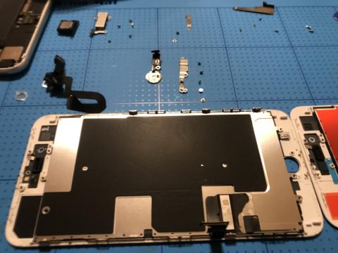 極易修科技有限公司 - iPhone 8 Plus 螢幕破裂/後殼玻璃破裂維修