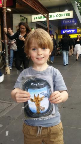 孟游旅孩工作室(YoZen Momo Studio) - 2015,在澳洲墨爾本擔任畫畫的街頭藝人,可愛的小客人很喜歡我畫的壓克力創意聖誕明信片。 孟游旅孩工作室(YoZen Momo Studio) - 2015,在澳洲墨爾本擔任畫畫的街頭藝人,可愛的小客人很喜歡我畫的壓克力創意聖誕明信片。