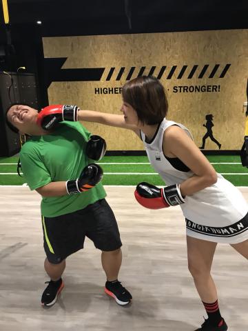 飛躍健身俱樂部 - 學員照
＊聽說世界上有兩種人：認真操練身體的人和不運動的人。你是哪一種？你的伴侶又是哪一種？
＊生活太忙碌，下班已不多心力與朋友伴侶約會，和朋友伴侶享受獨處少之又少。但當你們把規律運動的生活安排在日程表中，同時可以一起運動,分享生活瑣事,更佳默契,增進情感!