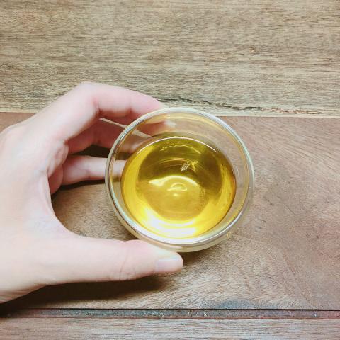 DEE . - 金黃色的茶色 入口溫潤不澀
